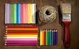 разноцветные, карандаши, кисть, мелки, цветные карандаши, деревянная поверхность