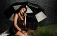 трава, девушка, поза, брюнетка, капли, дождь, зонт, губы, зонтик, черное платье