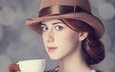 девушка, взгляд, чашка, прическа, шляпа, шатенка, элегантность, кареглазая