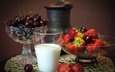 ягода, клубника, стол, вишня, стакан, молоко, кувшин, натюрморт, скатерть, вазочки