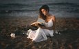 цветы, девушка, песок, пляж, модель, книга, белое платье, чтение, ana valenciano