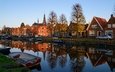 деревья, вода, вечер, солнце, отражение, осень, лодки, канал, дома, машины, речка, нидерланды, monnickendam