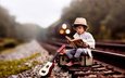 дорога, железная дорога, рельсы, гитара, поезд, ребенок, мальчик, книга, шляпа, чемодан, lilia alvarado