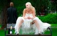 блондинка, грудь, ножки, свадьба, белое платье, свадебное платье, белые чулки, голые плечи, раздвинула ножки