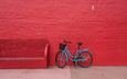 стена, скамейка, велосипед, красный фон
