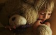 медведь, девочка, игрушка, лицо, ребенок, руки, светлые волосы, обнимает