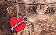 сердечко, ключ, сердце, любовь, романтика, деревянная поверхность