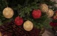 новый год, елка, шары, хвоя, зима, ветки, красные, шарики, блеск, праздник, рождество, елочные игрушки, золотые, елочные украшения, боке, позолота