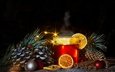 свет, огни, новый год, хвоя, зима, напиток, ветки, корица, апельсины, шарики, бокал, темный фон, кружка, чай, праздник, рождество