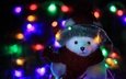ночь, новый год, медведь, белый, мишка, темный фон, игрушки, шапка, плюшевый, праздник, рождество, огоньки, гирлянда, медвежонок, шарф