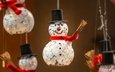новый год, фон, улыбка, снеговик, игрушки, праздник, рождество, снеговики, шляпа, цилиндр, висит, метла, фигурка, шарфик