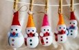 новый год, снеговик, фигурки, веревка, праздник, рождество, снеговики, елочные игрушки, прищепки, шапочки