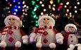 огни, новый год, хвоя, снеговик, темный фон, фигурки, игрушки, праздник, рождество, снеговики, новогодние украшения