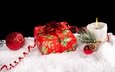 снег, новый год, хвоя, огонь, черный фон, игрушки, шишка, свеча, подарок, ленточка, праздник, коробка