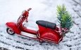 снег, новый год, хвоя, зима, ветки, игрушка, мотоцикл, праздник, рождество, моделька, мопед, сиденье