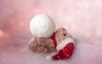 снег, новый год, медведь, лежит, мишка, игрушка, тедди, шарик, праздник, рождество, розовый фон, медвежонок