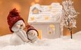 снег, новый год, улыбка, снеговик, домик, фигурки, игрушки, семья, праздник, рождество, снеговики, сугробы, рожицы, деревце, шапочки
