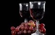 виноград, черный фон, вино, бокалы