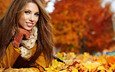 листья, девушка, улыбка, взгляд, осень, перчатка, шатенка, пальто, ветерок, шарфик, izabela magier, изабелла магиер