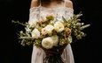 девушка, розы, черный фон, букет, руки, свадьба, белое платье, невеста, букет невесты