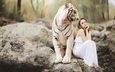 тигр, природа, камни, девушка, настроение, платье, ситуация, сидит, дружба, азиатка, белый тигр