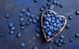 сердце, ягоды, много, россыпь, синий фон, миска, голубика