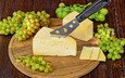 виноград, сыр, нож, разделочная доска