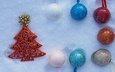 новый год, елка, шары, зима, красная, разноцветные, шарики, игрушки, голубой фон, праздник, рождество, ёлочка, светлый фон, фигурка