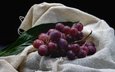 виноград, темный фон, ткань, гроздь