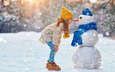снег, природа, новый год, синий, день, радость, девочка, снеговик, оранжевый, ребенок, снеговики, детство, с новым годом, довольная