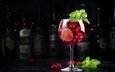ягоды • малина • темный фон • стол • вино • бокал • алкоголь • коктейль • лайм • бутылки • цитрусы • мята • дольки • боке • кубики льда