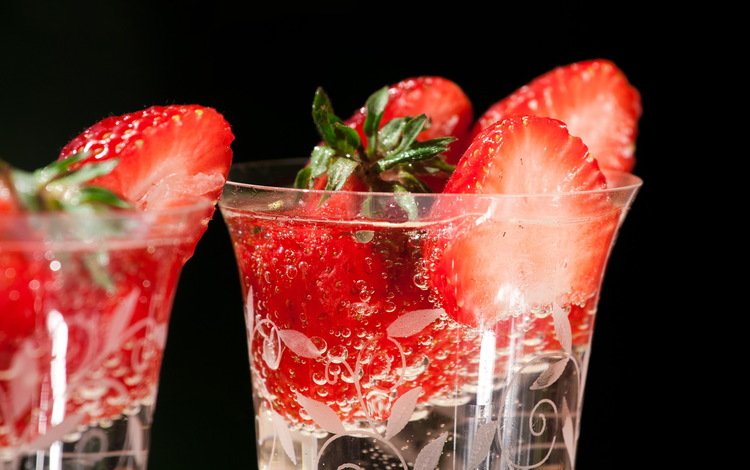 напиток, красная, клубника, черный фон, ягоды, дольки, стаканы, сочно, drink, red, strawberry, black background, berries, slices, glasses, juicy