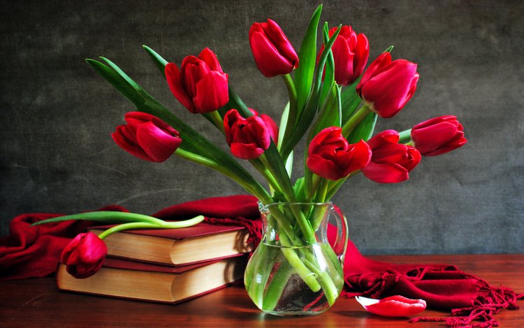цветы, ваза, бутоны, накидка, лепестки, книги, стол, лепесток, букет, тюльпаны, flowers, vase, buds, cape, petals, books, table, petal, bouquet, tulips