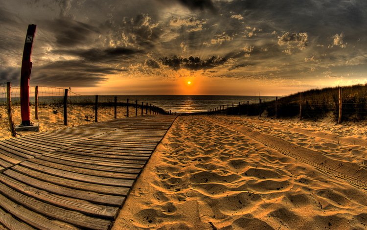 облака, деревянная дорожка, вечер, закат, море, песок, пляж, горизонт, следы, clouds, the evening, sunset, sea, sand, beach, horizon, traces