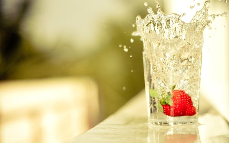 вода, капли, клубника, стол, всплеск, стакан, water, drops, strawberry, table, splash, glass