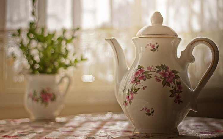 цветы, стол, размытость, ваза, посуда, чайник, flowers, table, blur, vase, dishes, kettle