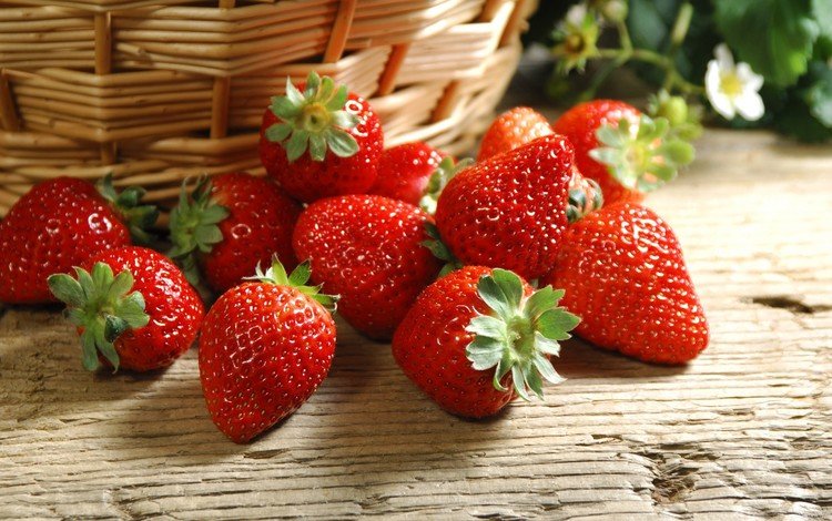 ягода, клубника, корзинка, деревянная поверхность, berry, strawberry, basket, wooden surface