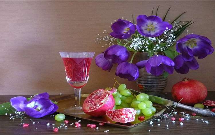 цветы, фиолетовые, виноград, натюрморт, бокал, гранаты, букет, тюльпаны, вино, ваза, нож, flowers, purple, grapes, still life, glass, grenades, bouquet, tulips, wine, vase, knife