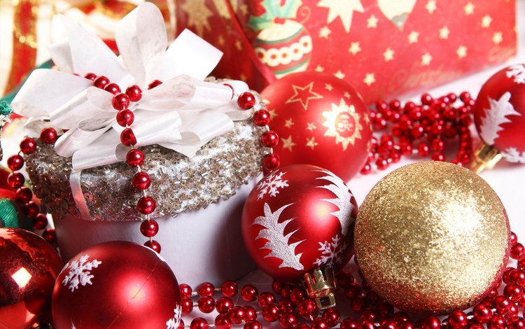 новый год, праздник, елка, рождество, шары, елочные игрушки, красные, коробка, красный, золотые, шарики, блеск, бант, бусы, новогодние игрушки, подарок, новогодний шар, new year, holiday, tree, christmas, balls, christmas decorations, red, box, gold, shine, bow, beads, christmas toys, gift, christmas ball