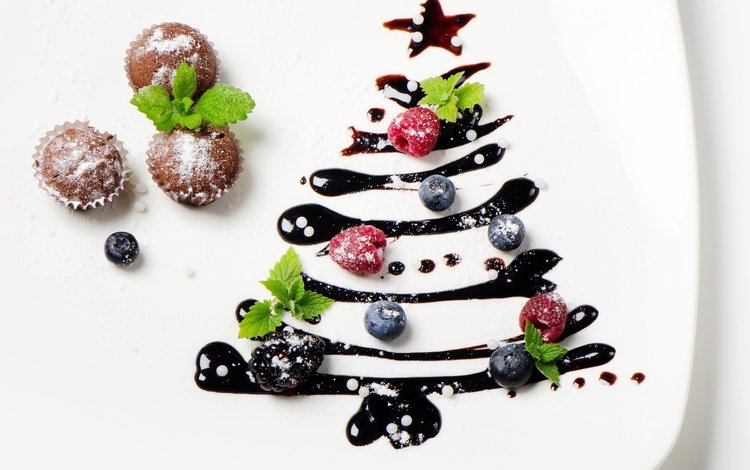 новый год, елка, ягоды, рождество, тарелка, выпечка, глазурь, кексы, new year, tree, berries, christmas, plate, cakes, glaze, cupcakes