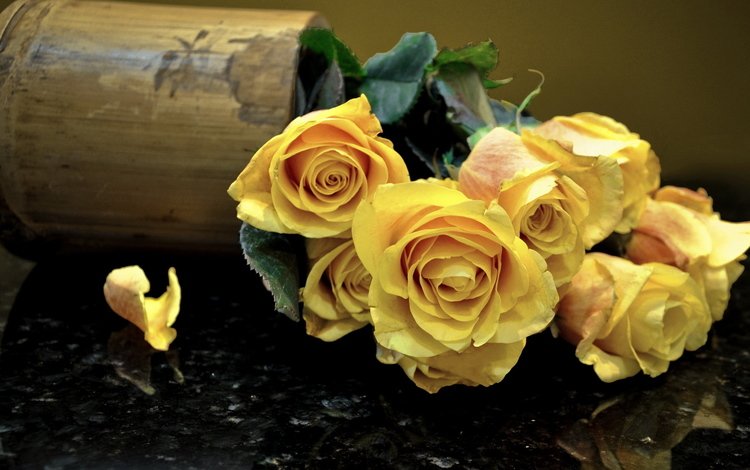 розы, лепестки, букет, ваза, cvety, zheltye, rozy, buket, roses, petals, bouquet, vase