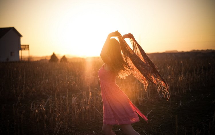 Девушка в поле во время заката