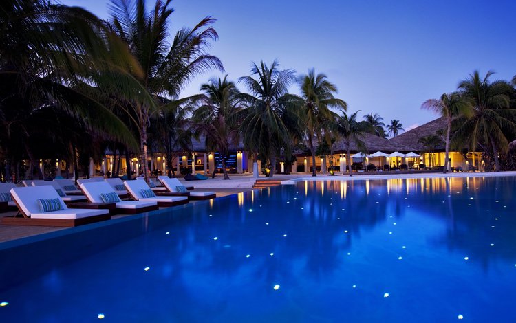 деревья, вечер, пальмы, бассейн, отель, шезлонги, мальдивы, velassaru, мальдивские о-ва, maldives, trees, the evening, palm trees, pool, the hotel, sun loungers, the maldives