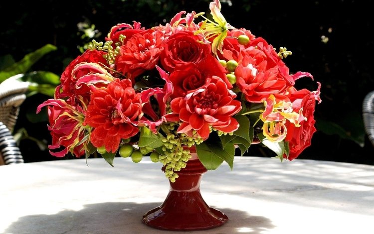 цветы, розы, стол, букет, ваза, композиция, георгины, глориоза, flowers, roses, table, bouquet, vase, composition, dahlias, gloriosa