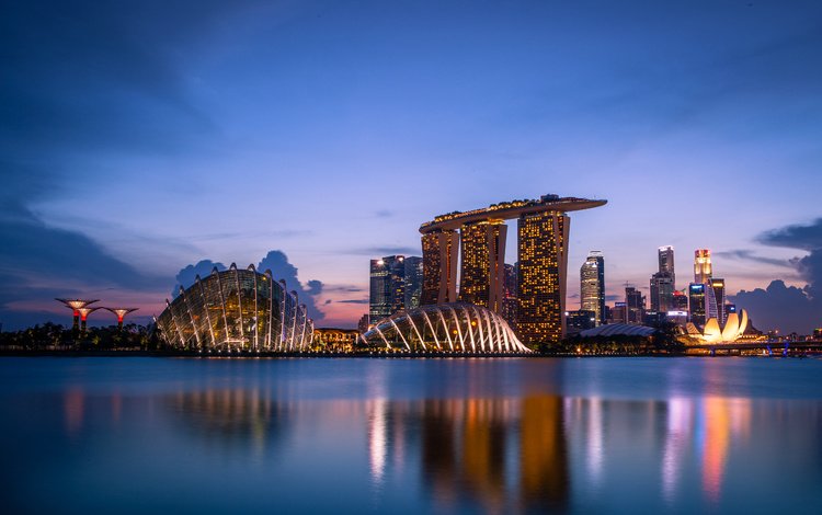 облака, подсветка, огни, архитектура, вечер, сингапур, закат, синее небо, отражение, город-государство, небоскребы, мегаполис, залив, clouds, backlight, lights, architecture, the evening, singapore, sunset, blue sky, reflection, the city-state, skyscrapers, megapolis, bay