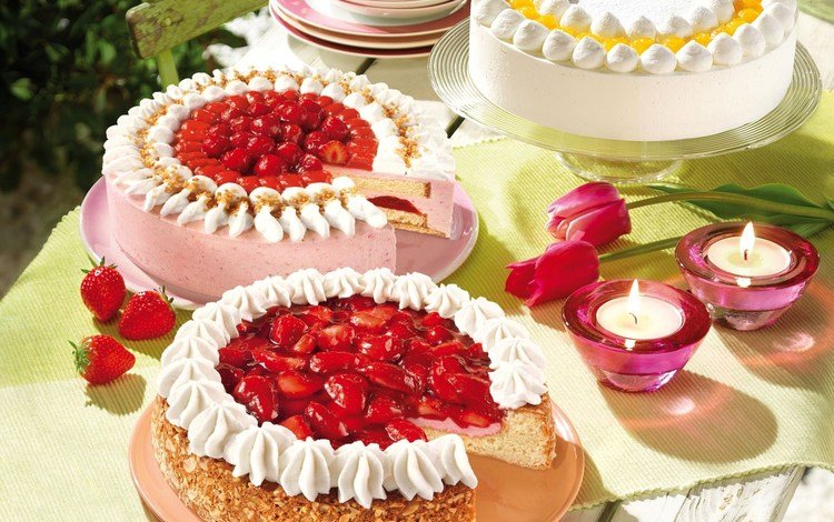 свечи, торты, крем для торта, орехи, клубника, тюльпаны, праздник, сладкое, сливки, candles, cakes, cream cake, nuts, strawberry, tulips, holiday, sweet, cream