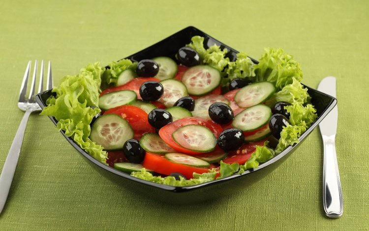 вилка, нож, тарелка, помидоры, салат, маслины, огурцы, plug, knife, plate, tomatoes, salad, olives, cucumbers