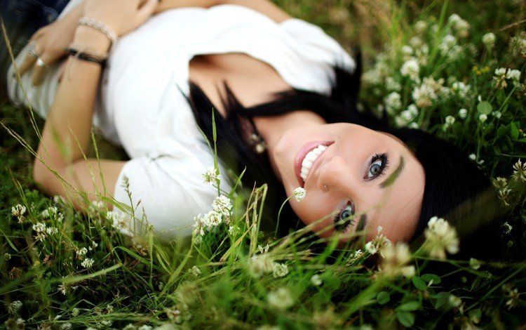 глаза, трава, девушка, улыбка, cvety, trava, zelen, priroda, devushki, lico, bryunetka, eyes, grass, girl, smile