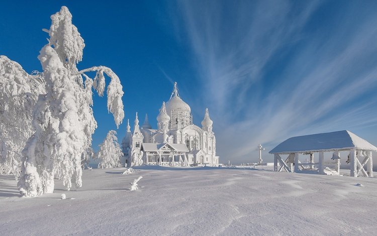 деревья и церковь облеплены снегом, trees and church covered in snow