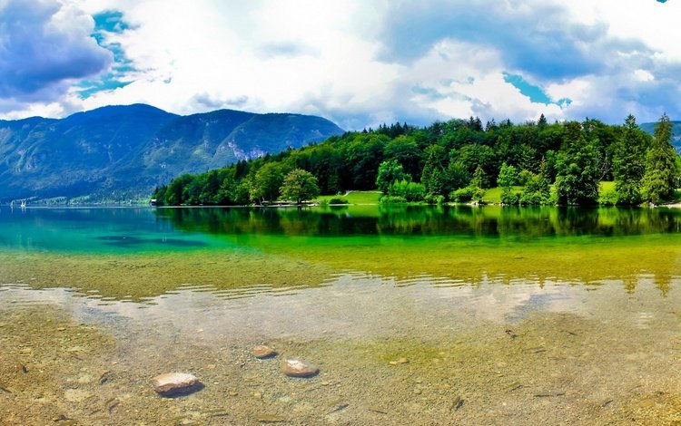 озеро и горы в словении, the lake and mountains in slovenia